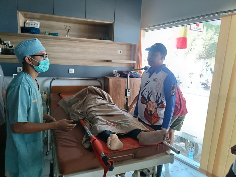Foto Proses Identifikasi Mayat WNA Korea oleh Dokter Forensik di Klinik Warna Pulau Gili Trawangan pada Minggu (8/9/2024) (Sumber: Humas Polres KLU)